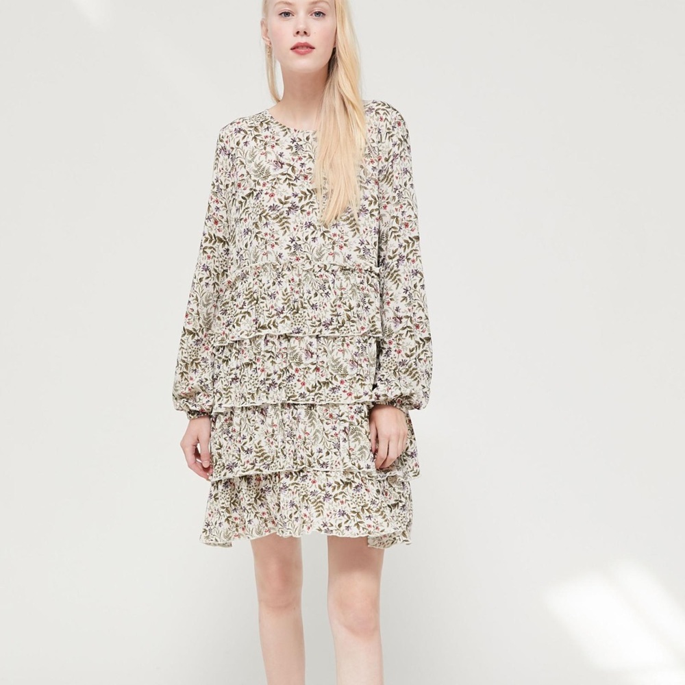 Super Cute floral Ruffle Dress - Urban Outfitters